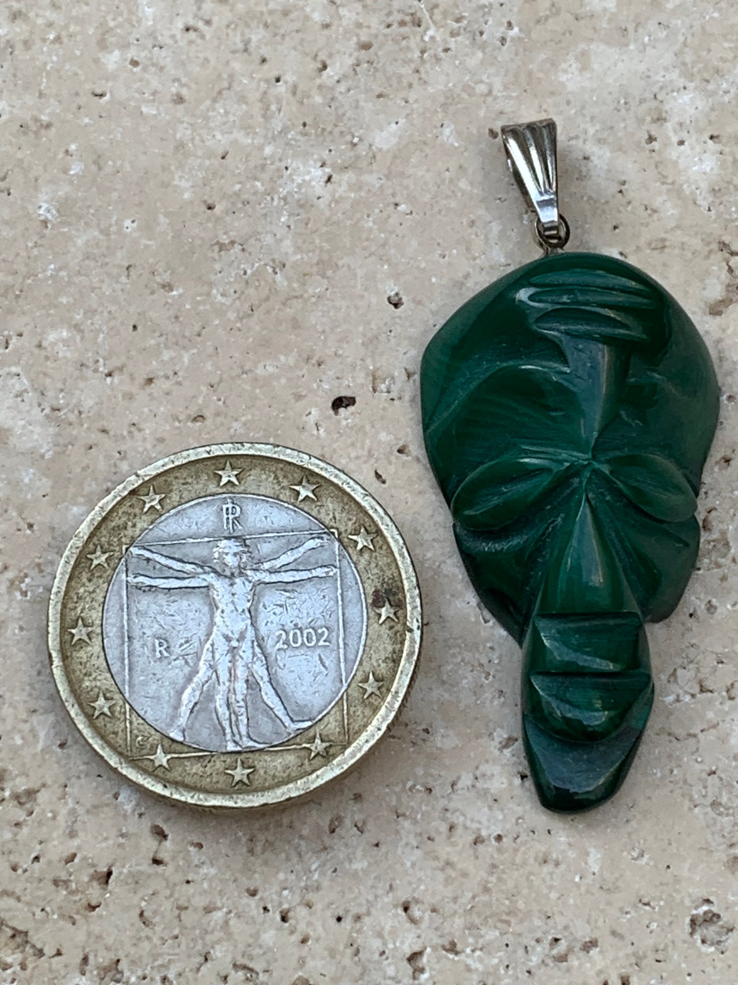 Malachite, superbe pendentif de 45 mm de hauteur x 17 de largeur x 10 d'épaisseur. Vendu avec cordon réglable de couleur noire.