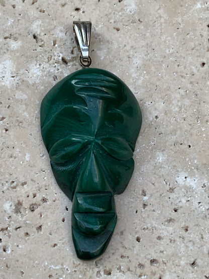 Malachite, superbe pendentif de 45 mm de hauteur x 17 de largeur x 10 d'épaisseur. Vendu avec cordon réglable de couleur noire.