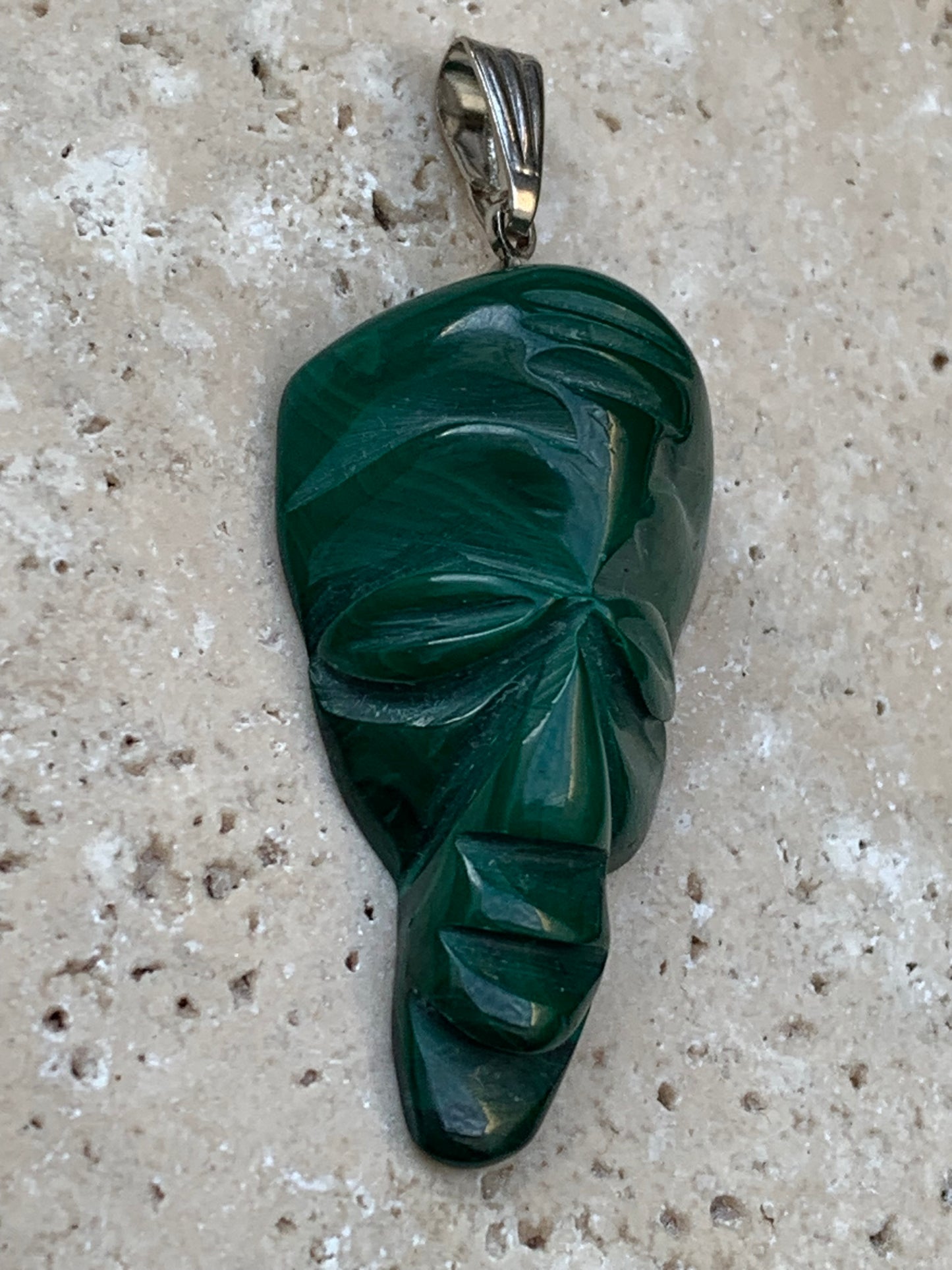 Malachite, superbe pendentif de 45 mm de hauteur x 17 de largeur x 10 d'épaisseur. Vendu avec cordon réglable de couleur noire.