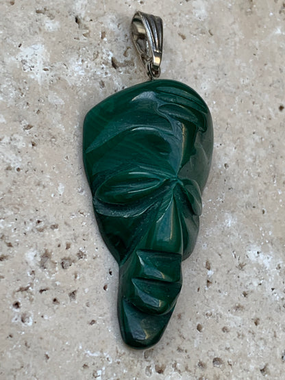 Malachite, superbe pendentif de 45 mm de hauteur x 17 de largeur x 10 d'épaisseur. Vendu avec cordon réglable de couleur noire.