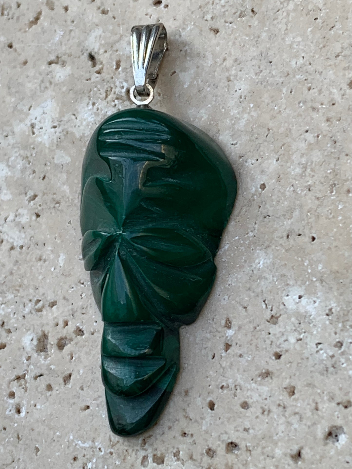 Malachite, superbe pendentif de 45 mm de hauteur x 17 de largeur x 10 d'épaisseur. Vendu avec cordon réglable de couleur noire.