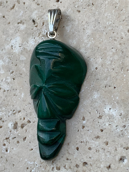 Malachite, superbe pendentif de 45 mm de hauteur x 17 de largeur x 10 d'épaisseur. Vendu avec cordon réglable de couleur noire.