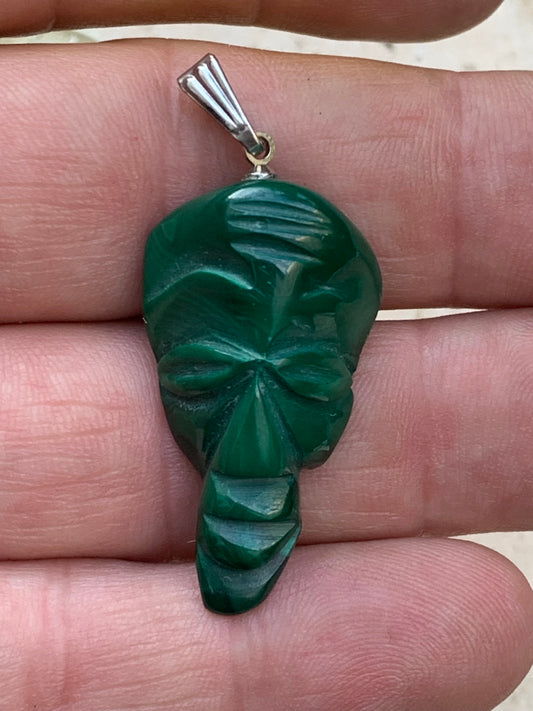Malachite, superbe pendentif de 45 mm de hauteur x 17 de largeur x 10 d'épaisseur. Vendu avec cordon réglable de couleur noire.