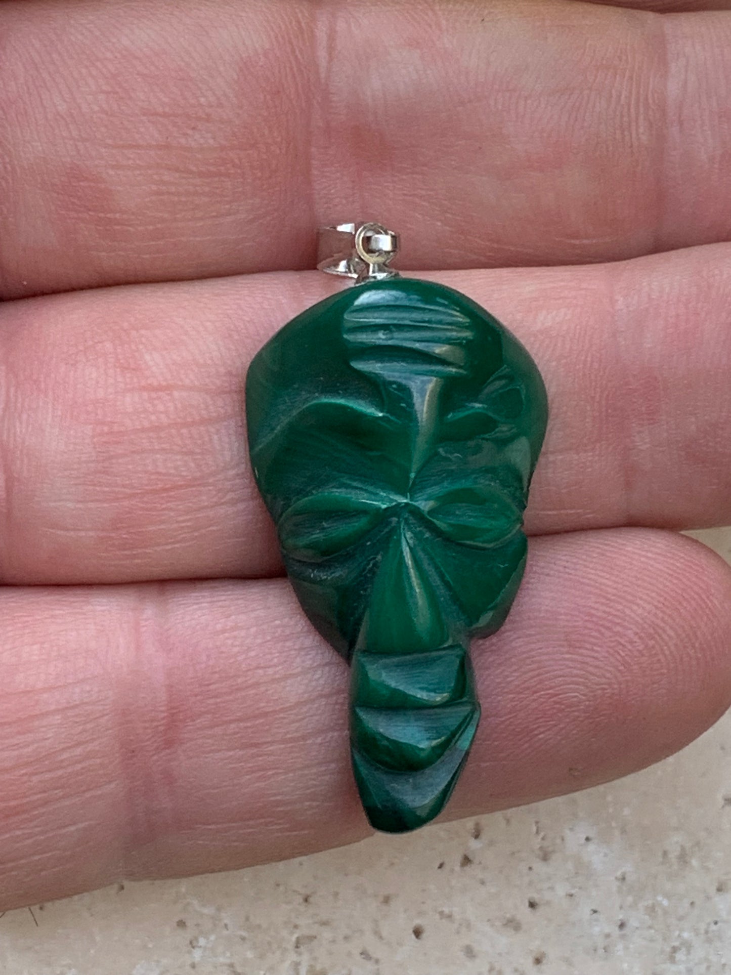 Malachite, superbe pendentif de 45 mm de hauteur x 17 de largeur x 10 d'épaisseur. Vendu avec cordon réglable de couleur noire.