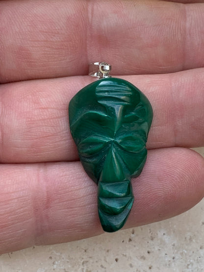 Malachite, superbe pendentif de 45 mm de hauteur x 17 de largeur x 10 d'épaisseur. Vendu avec cordon réglable de couleur noire.