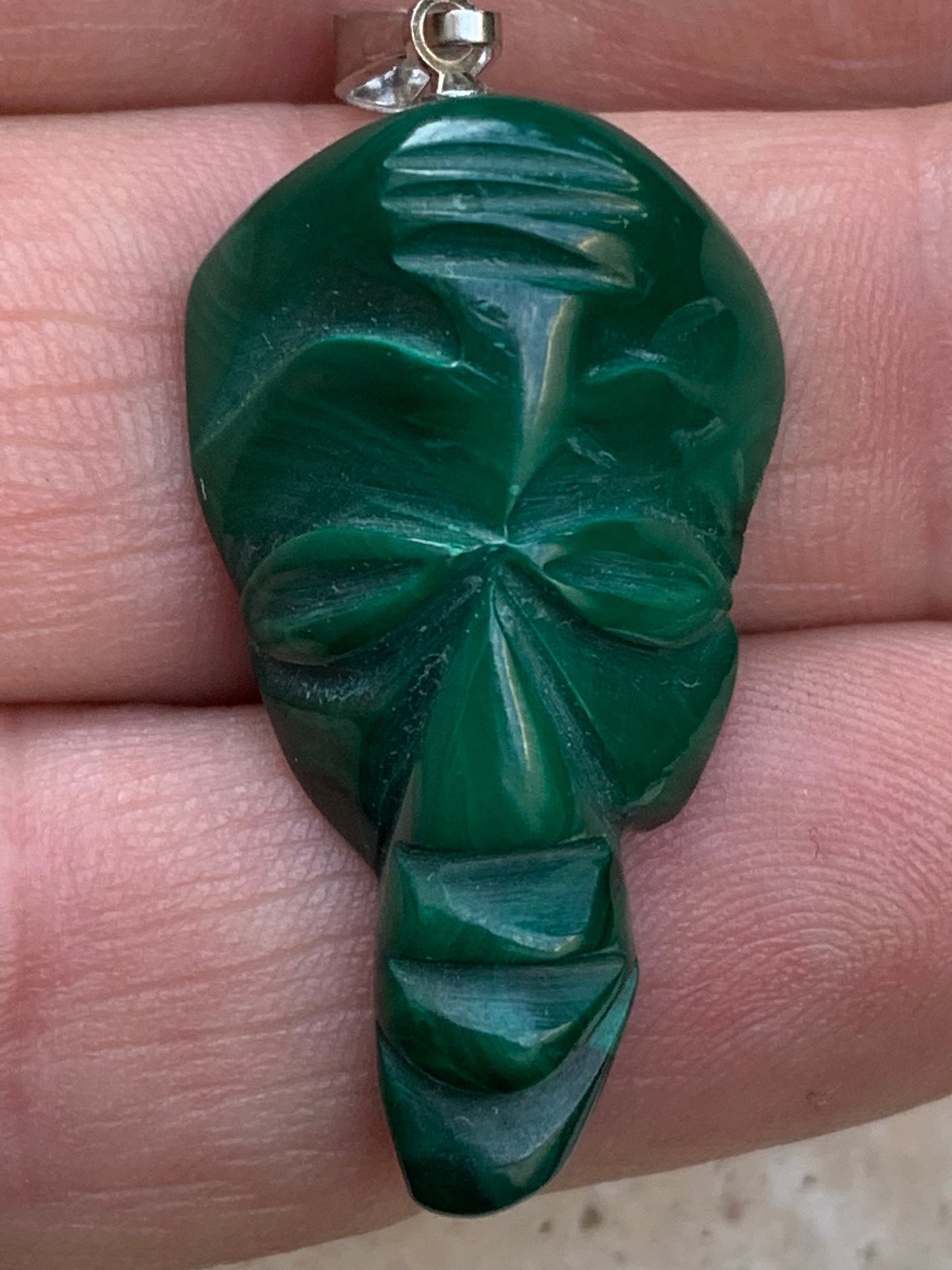 Malachite, superbe pendentif de 45 mm de hauteur x 17 de largeur x 10 d'épaisseur. Vendu avec cordon réglable de couleur noire.