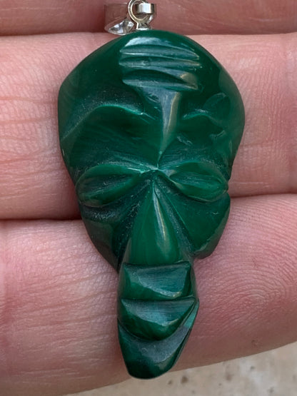 Malachite, superbe pendentif de 45 mm de hauteur x 17 de largeur x 10 d'épaisseur. Vendu avec cordon réglable de couleur noire.