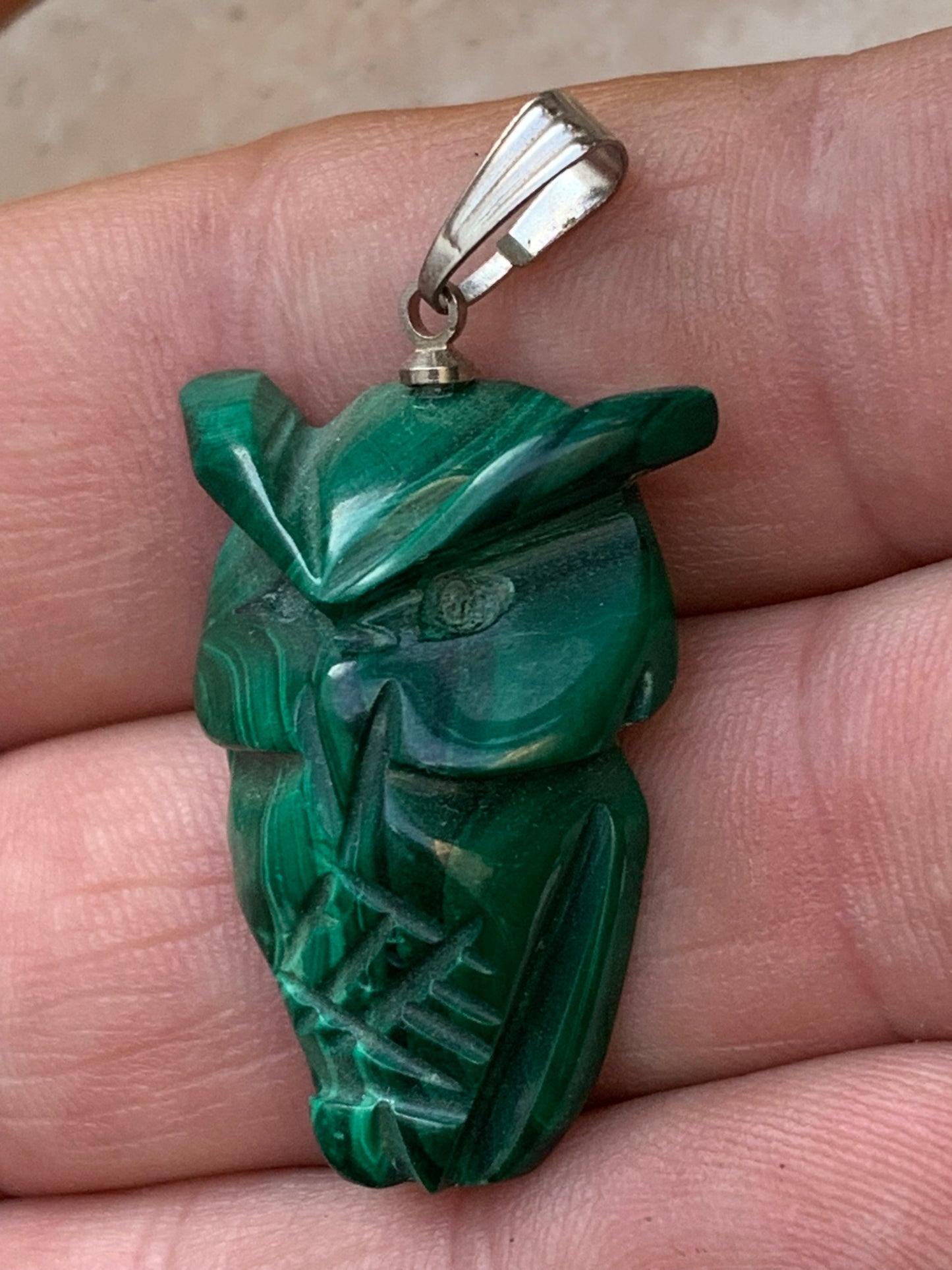 Malachite, superbe pendentif de 40 mm de hauteur x 22 de largeur x 9 d'épaisseur. Vendu avec cordon réglable de couleur noire.