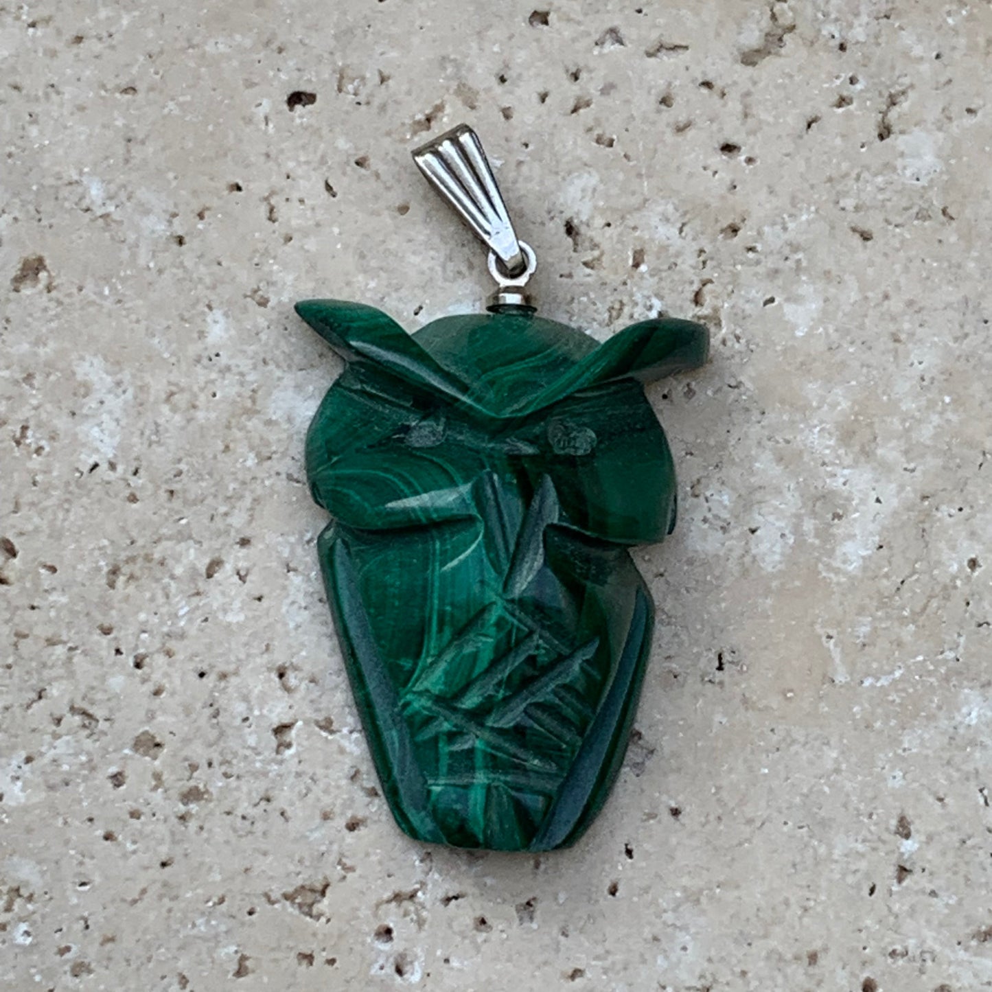 Malachite, superbe pendentif de 40 mm de hauteur x 22 de largeur x 9 d'épaisseur. Vendu avec cordon réglable de couleur noire.