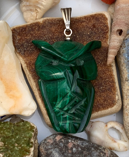 Malachite, superbe pendentif de 40 mm de hauteur x 22 de largeur x 9 d'épaisseur. Vendu avec cordon réglable de couleur noire.