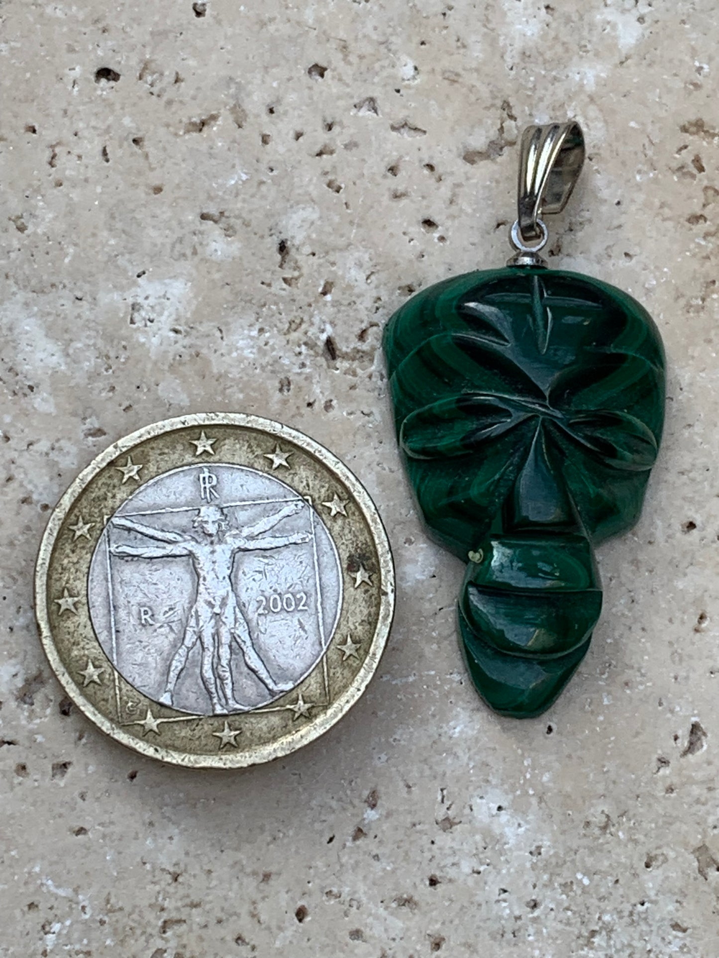 Malachite, superbe pendentif de 40 mm de hauteur x 22 de largeur x 8 d'épaisseur. Vendu avec cordon réglable de couleur noire.