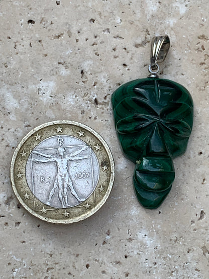 Malachite, superbe pendentif de 40 mm de hauteur x 22 de largeur x 8 d'épaisseur. Vendu avec cordon réglable de couleur noire.
