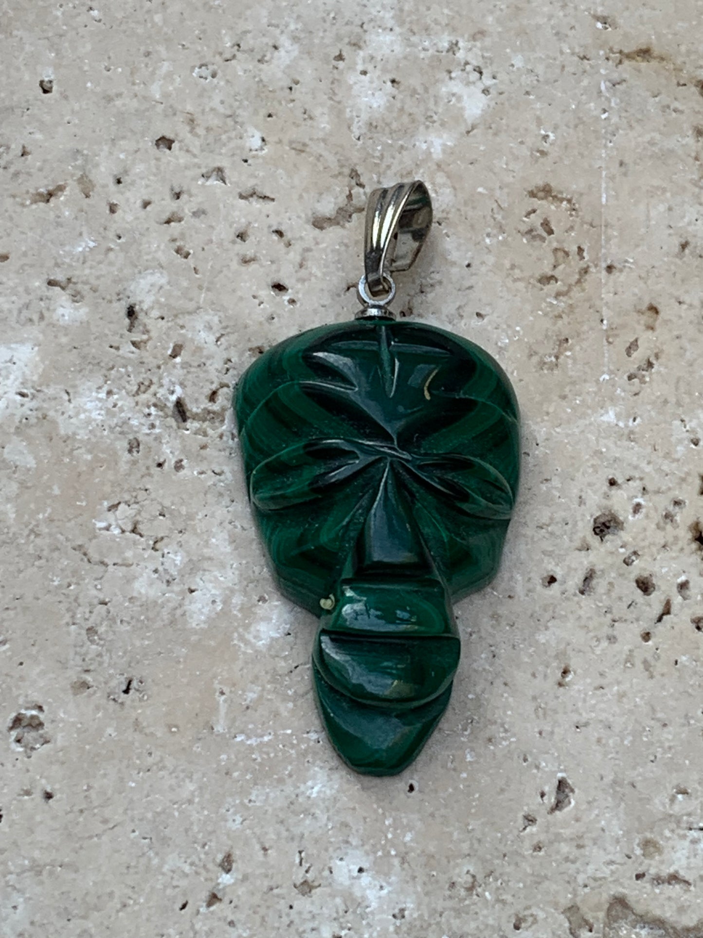 Malachite, superbe pendentif de 40 mm de hauteur x 22 de largeur x 8 d'épaisseur. Vendu avec cordon réglable de couleur noire.