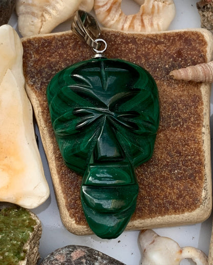 Malachite, superbe pendentif de 40 mm de hauteur x 22 de largeur x 8 d'épaisseur. Vendu avec cordon réglable de couleur noire.