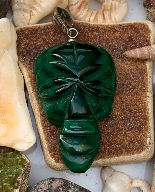 Malachite, superbe pendentif de 40 mm de hauteur x 22 de largeur x 8 d'épaisseur. Vendu avec cordon réglable de couleur noire.