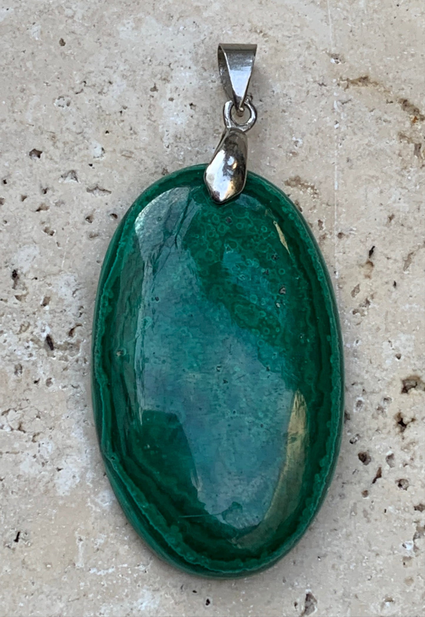 Malachite, superbe pendentif de 53 mm de hauteur x 25 de largeur x 6 d'épaisseur. Vendu avec cordon réglable de couleur noire.