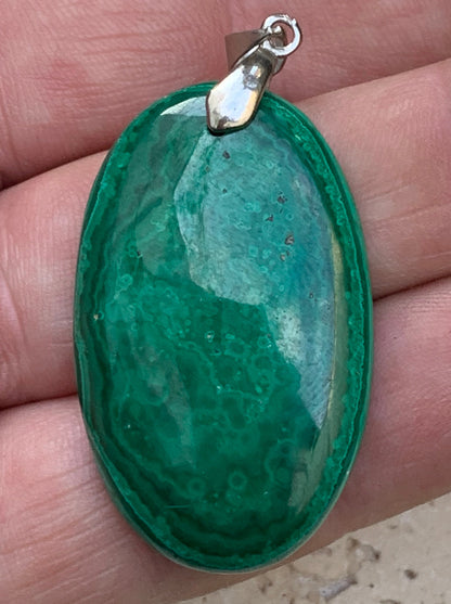 Malachite, superbe pendentif de 53 mm de hauteur x 25 de largeur x 6 d'épaisseur. Vendu avec cordon réglable de couleur noire.