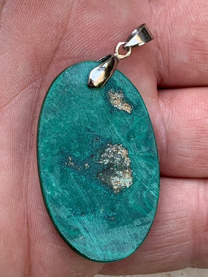 Malachite, superbe pendentif de 53 mm de hauteur x 25 de largeur x 6 d'épaisseur. Vendu avec cordon réglable de couleur noire.