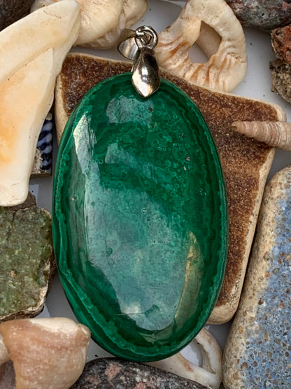 Malachite, superbe pendentif de 53 mm de hauteur x 25 de largeur x 6 d'épaisseur. Vendu avec cordon réglable de couleur noire.