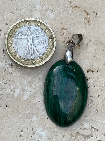 Malachite, superbe pendentif de 44mm de hauteur x 20 de largeur x 6 d'épaisseur. Vendu avec cordon réglable de couleur noire.
