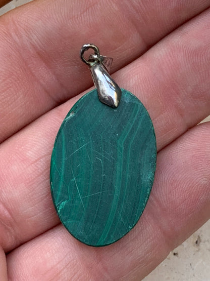 Malachite, superbe pendentif de 44mm de hauteur x 20 de largeur x 6 d'épaisseur. Vendu avec cordon réglable de couleur noire.