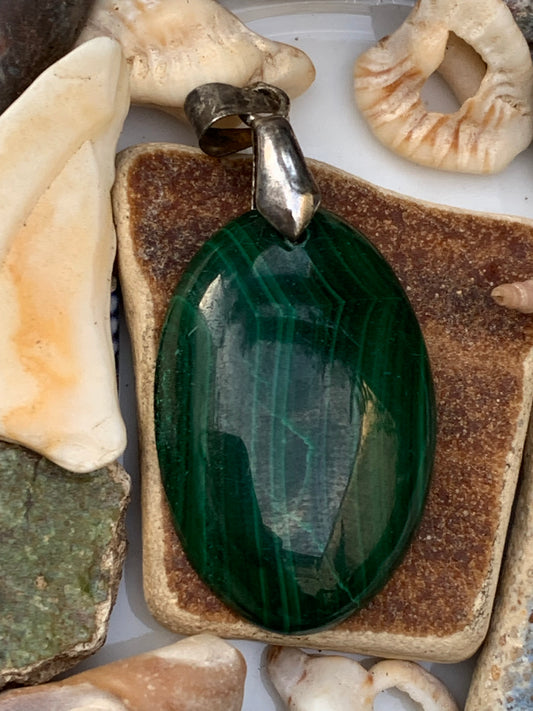 Malachite, superbe pendentif de 44mm de hauteur x 20 de largeur x 6 d'épaisseur. Vendu avec cordon réglable de couleur noire.