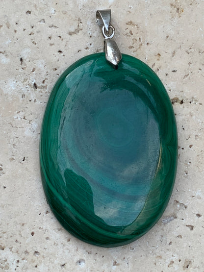 Malachite, superbe pendentif de 60mm de hauteur x 35 de largeur x 8 d'épaisseur. Vendu avec cordon réglable de couleur noire.