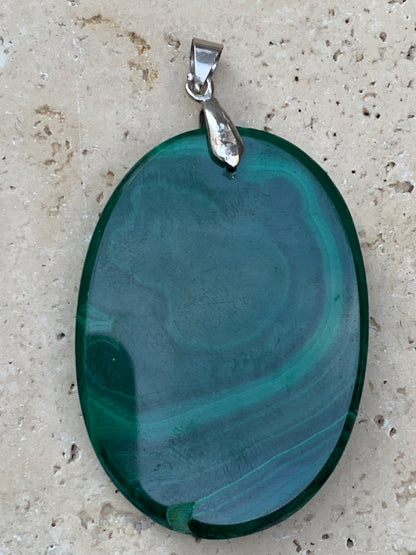 Malachite, superbe pendentif de 60mm de hauteur x 35 de largeur x 8 d'épaisseur. Vendu avec cordon réglable de couleur noire.