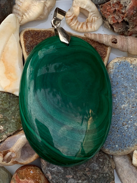 Malachite, superbe pendentif de 60mm de hauteur x 35 de largeur x 8 d'épaisseur. Vendu avec cordon réglable de couleur noire.