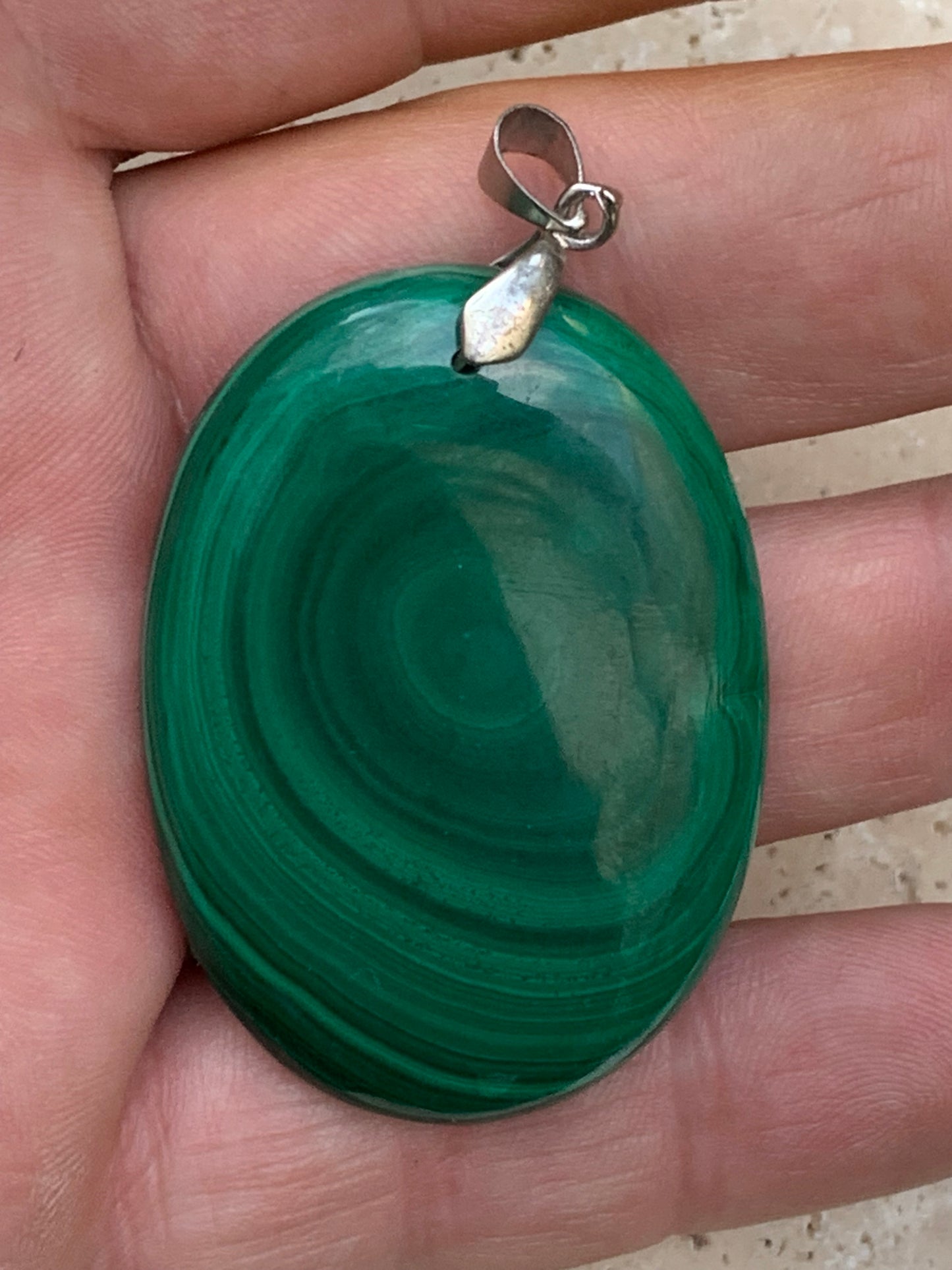 Malachite, superbe pendentif de 60mm de hauteur x 35 de largeur x 8 d'épaisseur. Vendu avec cordon réglable de couleur noire.
