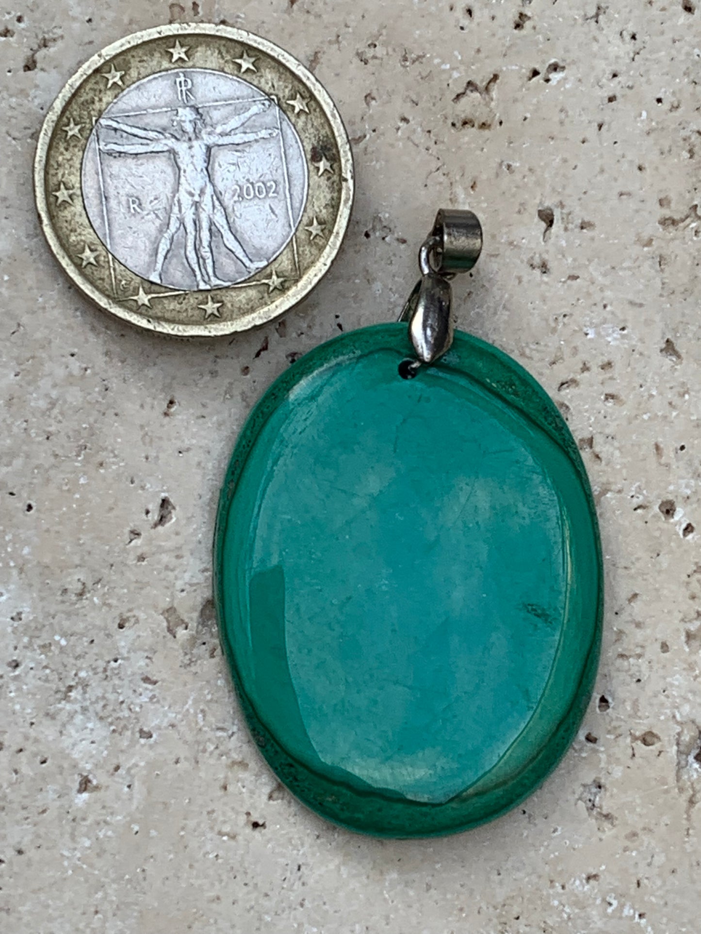 Malachite, superbe pendentif de 47mm de hauteur x 28 de largeur x 5 d'épaisseur. Vendu avec cordon réglable de couleur noire.