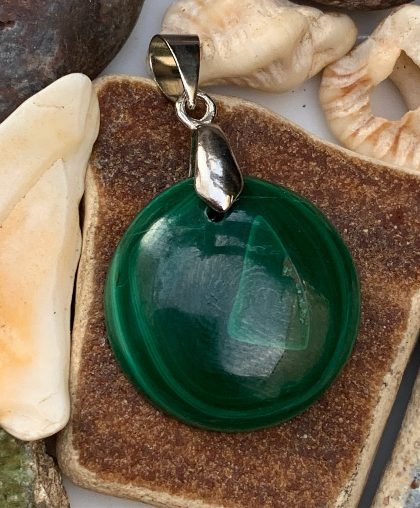 Malachite, superbe pendentif de 35mm de hauteur x 20 de largeur x 6 d'épaisseur. Vendu avec cordon réglable de couleur noire.