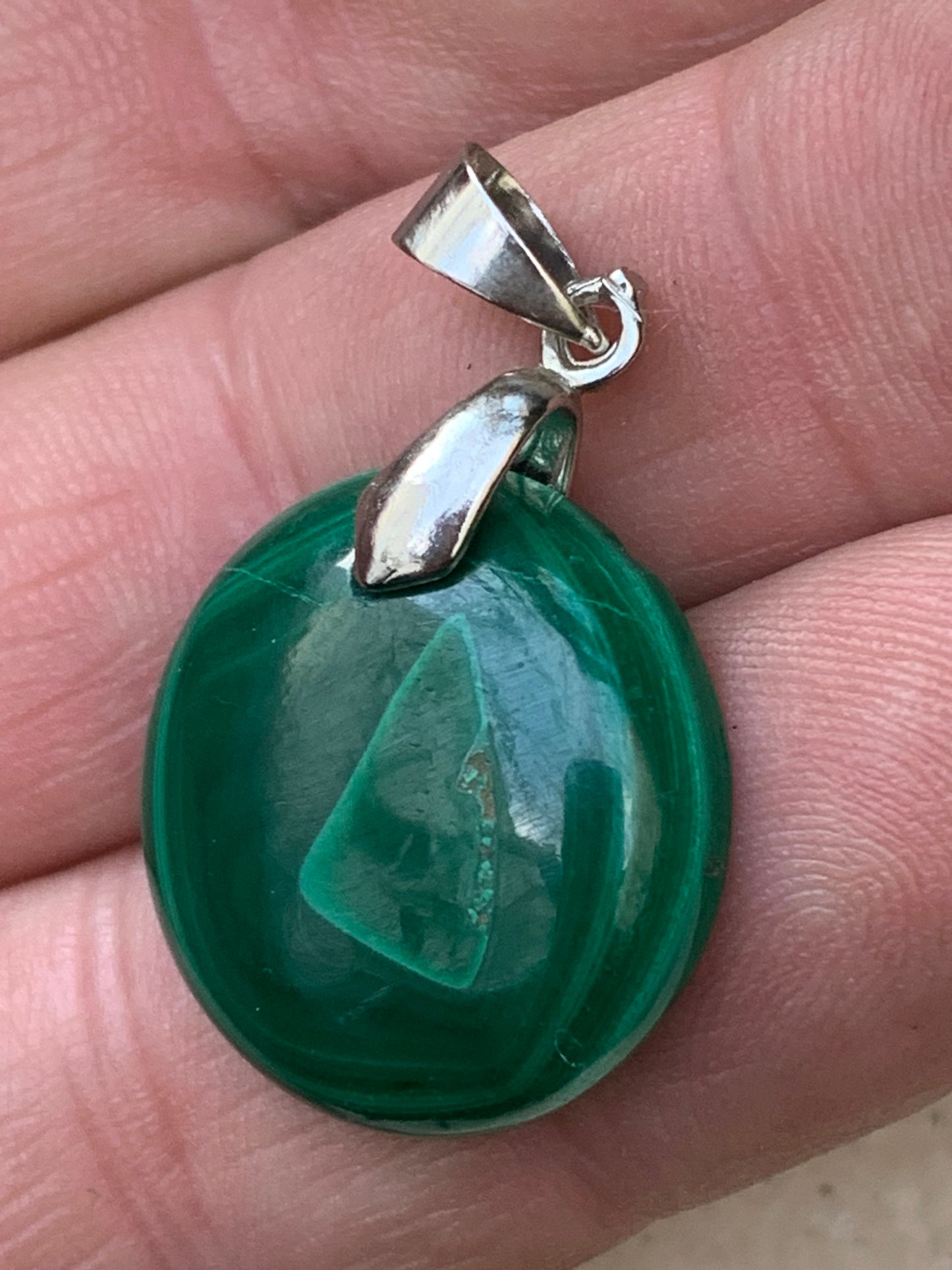 Malachite, superbe pendentif de 35mm de hauteur x 20 de largeur x 6 d'épaisseur. Vendu avec cordon réglable de couleur noire.