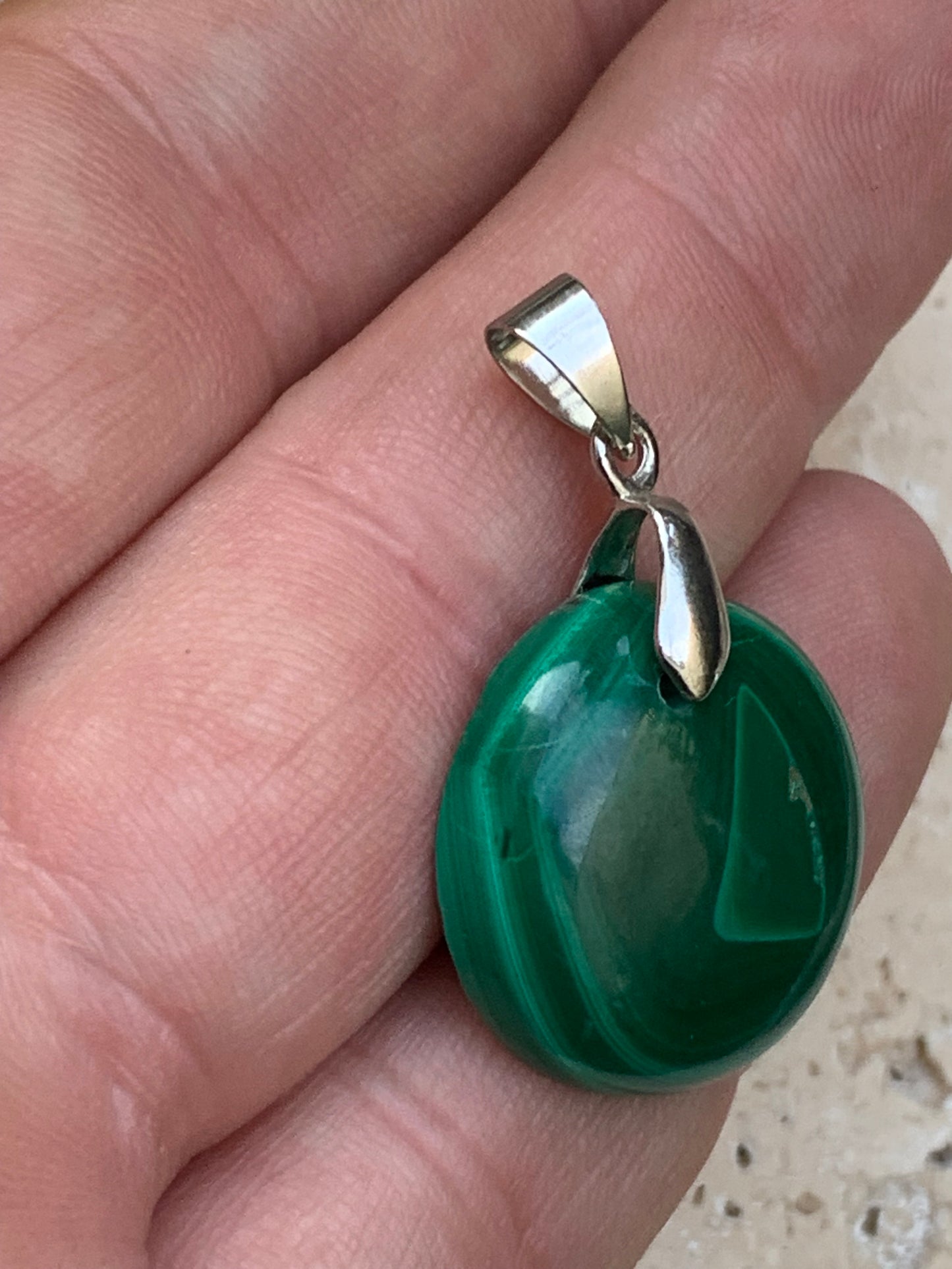 Malachite, superbe pendentif de 35mm de hauteur x 20 de largeur x 6 d'épaisseur. Vendu avec cordon réglable de couleur noire.
