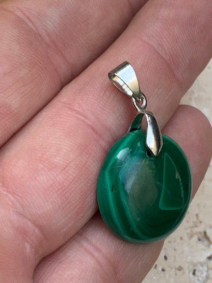 Malachite, superbe pendentif de 35mm de hauteur x 20 de largeur x 6 d'épaisseur. Vendu avec cordon réglable de couleur noire.