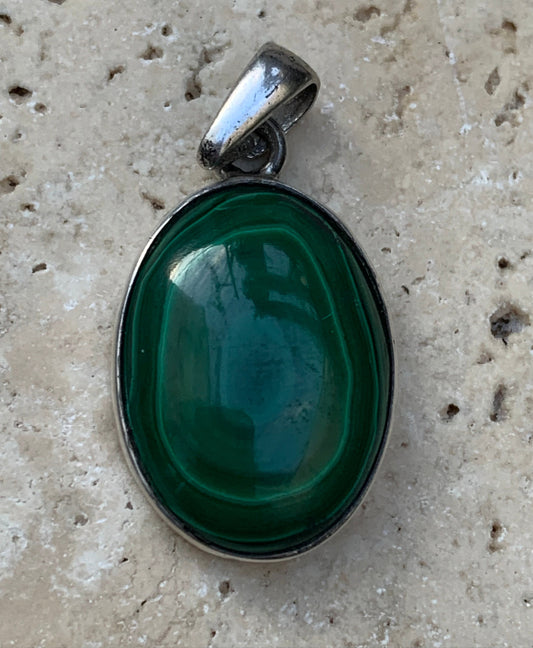 Malachite, superbe pendentif sertis Argent de 27mm de hauteur x 15 de largeur x 6 d'épaisseur. Vendu avec cordon réglable de couleur noire.