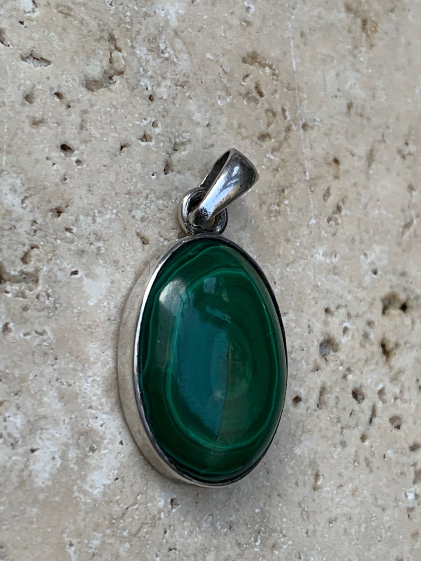 Malachite, superbe pendentif sertis Argent de 27mm de hauteur x 15 de largeur x 6 d'épaisseur. Vendu avec cordon réglable de couleur noire.