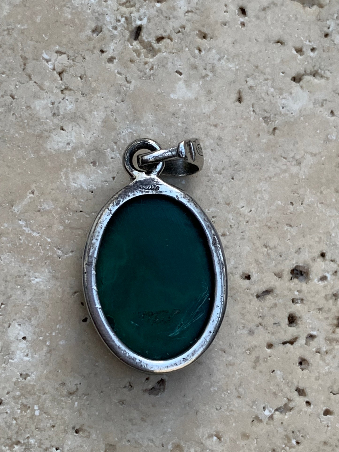 Malachite, superbe pendentif sertis Argent de 27mm de hauteur x 15 de largeur x 6 d'épaisseur. Vendu avec cordon réglable de couleur noire.
