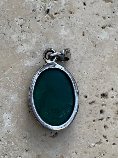 Malachite, superbe pendentif sertis Argent de 27mm de hauteur x 15 de largeur x 6 d'épaisseur. Vendu avec cordon réglable de couleur noire.