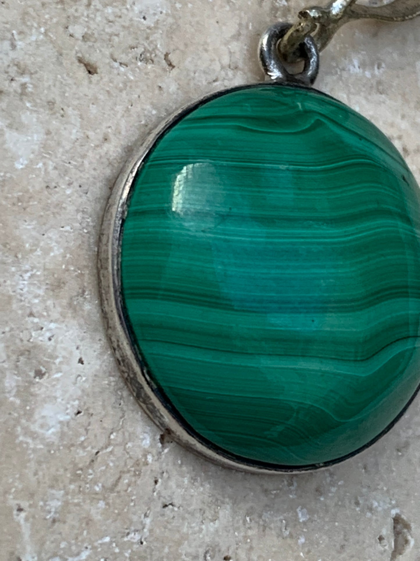 Malachite, superbe pendentif sertis Argent de 36mm de hauteur x 20 de largeur x 7 d'épaisseur. Vendu avec cordon réglable de couleur noire.