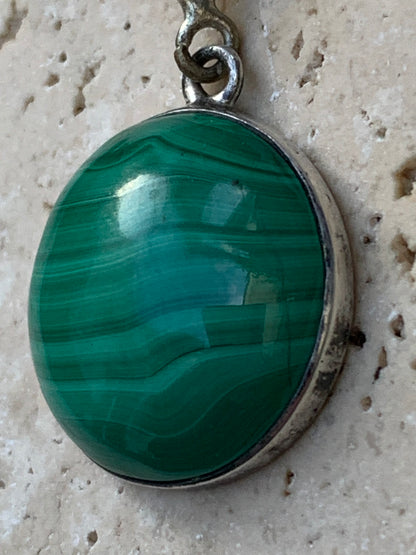 Malachite, superbe pendentif sertis Argent de 36mm de hauteur x 20 de largeur x 7 d'épaisseur. Vendu avec cordon réglable de couleur noire.