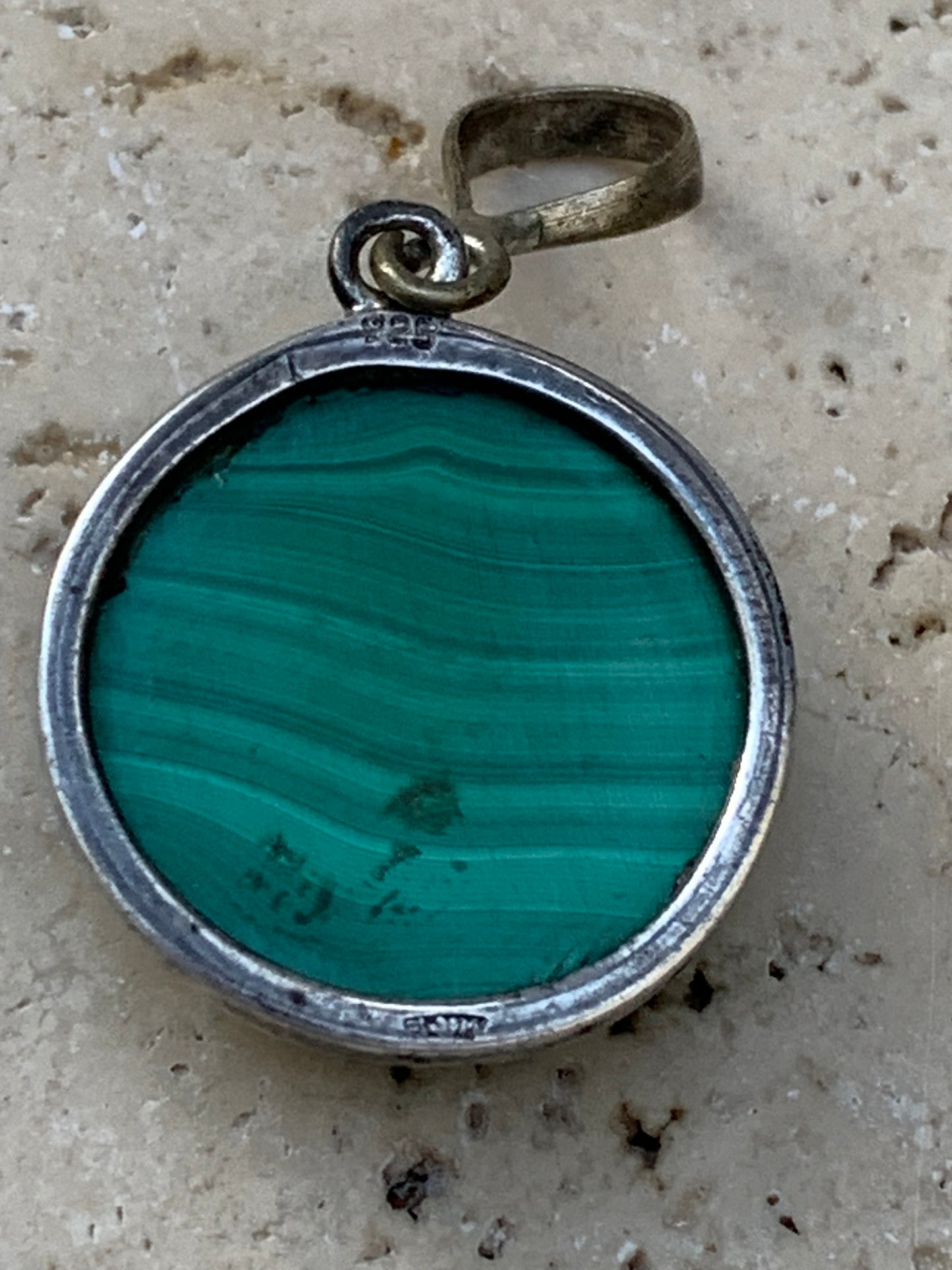 Malachite, superbe pendentif sertis Argent de 36mm de hauteur x 20 de largeur x 7 d'épaisseur. Vendu avec cordon réglable de couleur noire.