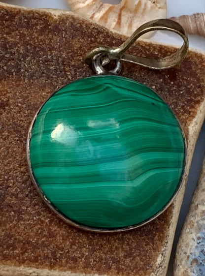 Malachite, superbe pendentif sertis Argent de 36mm de hauteur x 20 de largeur x 7 d'épaisseur. Vendu avec cordon réglable de couleur noire.