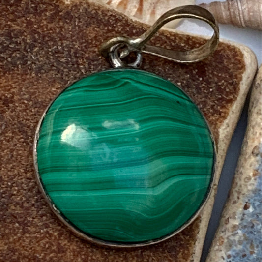 Malachite, superbe pendentif sertis Argent de 36mm de hauteur x 20 de largeur x 7 d'épaisseur. Vendu avec cordon réglable de couleur noire.
