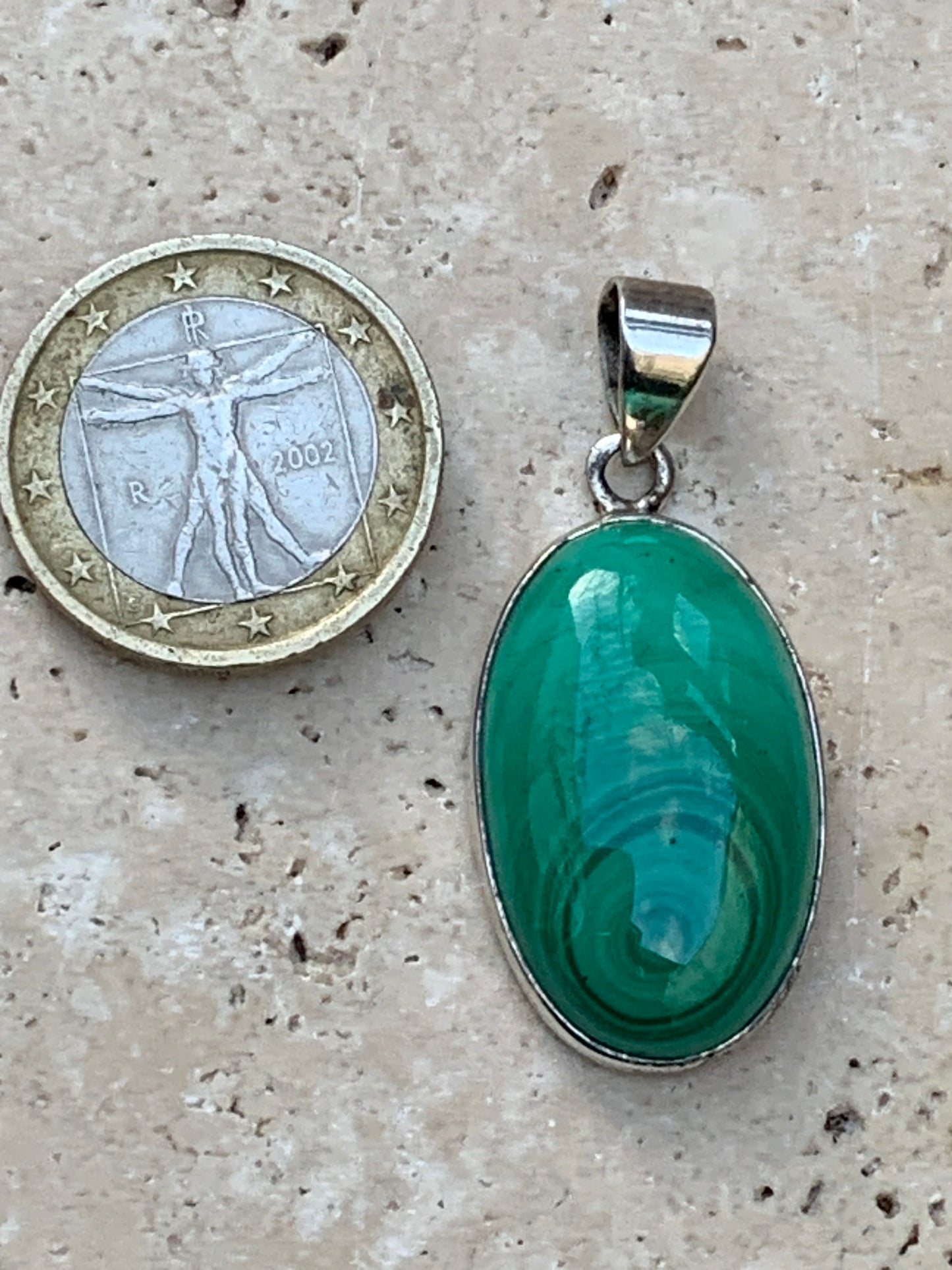 Malachite, superbe pendentif sertis Argent de 42mm de hauteur x 19 de largeur x 8 d'épaisseur. Vendu avec cordon réglable de couleur noire. (Copie)