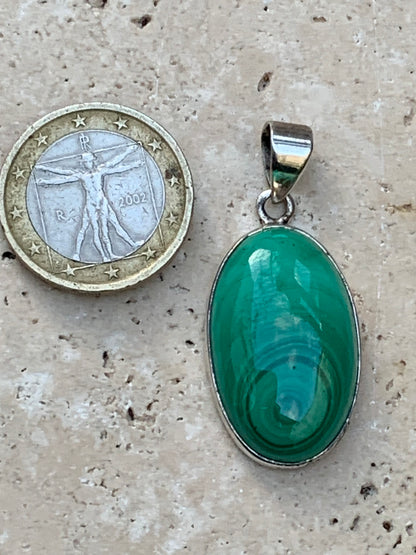 Malachite, superbe pendentif sertis Argent de 42mm de hauteur x 19 de largeur x 8 d'épaisseur. Vendu avec cordon réglable de couleur noire. (Copie)