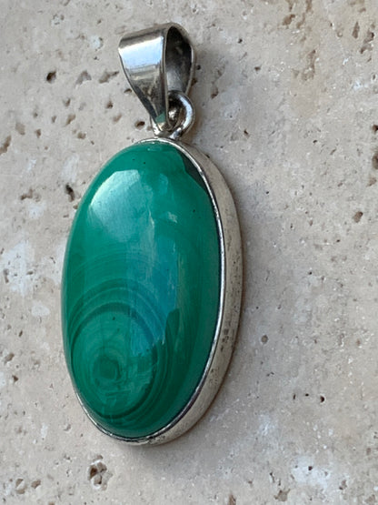 Malachite, superbe pendentif sertis Argent de 42mm de hauteur x 19 de largeur x 8 d'épaisseur. Vendu avec cordon réglable de couleur noire. (Copie)