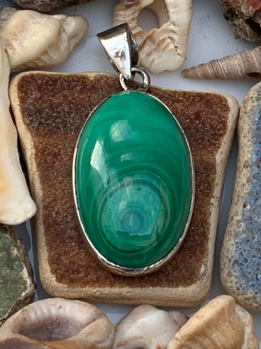 Malachite, superbe pendentif sertis Argent de 42mm de hauteur x 19 de largeur x 8 d'épaisseur. Vendu avec cordon réglable de couleur noire. (Copie)