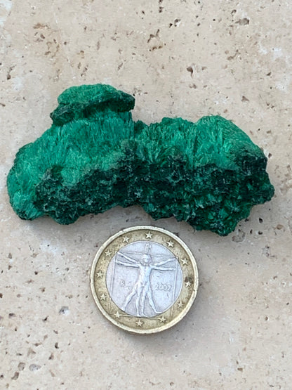 Malachite fibreuse, spécimen brut du Congo de 22,3 grammes. Parfait pour une collection ou la bijouterie, du velour naturel !