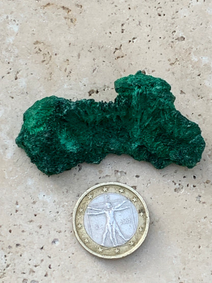Malachite fibreuse, spécimen brut du Congo de 22,3 grammes. Parfait pour une collection ou la bijouterie, du velour naturel !